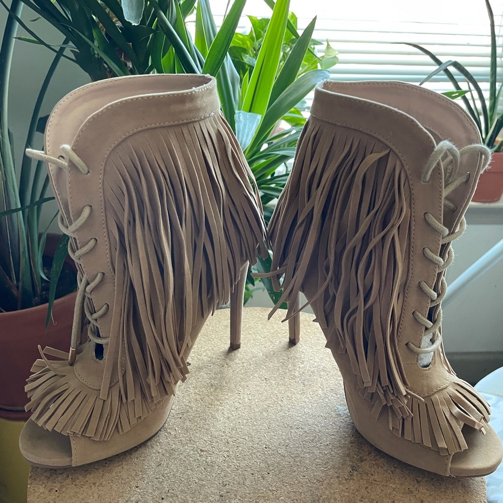 Fringe ankle boots with laces